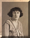 Betje Leeraar (1895) rond 1930. Ze gaat zich vestigen te Ned. Indië, Bandoeng
