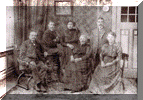 V.l.n.r. Elias Leeraar, Isak Cohen, Emma Leeraar, Sara Goldstein, Elias Cohen en Adéle Leeraar rond 1900.