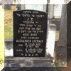 Grafsteen Alexander Leeraar (1910). Hij ligt tezamen met zijn ouders Isaac Leeraar (1885) en Line Moses begraven op de Joodse begraafplaats Moscowa te Arnhem.