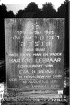  Grafsteen Hartog Leeraar (1921). Hij ligt begraven op de Joodse begraafplaats te Oss.