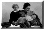 Rachel (05-12-1932) en Juda (20-08-1934) met hun moeder Lena Leeraar in 1935. De kinderen zijn 25-02-1944 samen met Mina Cohen (01-09-1936) op transport gezet richting Auschwitz. Juda en Mina zijn vernoemd naar Lena Leeraar ouders en Rachel naar haar oma van vaders kant, Rachel Frank.