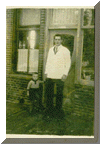 Onno Leeraar (1905) en zoon Geert (1931) voor de eigen kapperszaak in Beerta