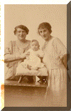 Schoontje Leeraar (1890) met haar dochter Maria (1924) en zuster Maria Leeraar (1896)