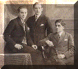 Simon Plas (midden) met zijn broers Joseph (r) en Arje (l). Arje Plas heeft de oorlog overleefd. Foto is genomen rond 1927.