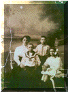 Adele Leeraar (1882) en haar 3 kinderen Simon (1909), Sara (1907) en Sally (1906)