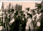 Juda Leeraar (1936) 2e van rechts op de Europese Kampioenschappen Sportschieten in Roemeni� in het voorjaar van 1960, waarbij opperrabbijn Moses Rosen van Boekarest de delegatie zegent.