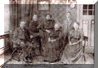 V.l.n.r. Elias Leeraar, Isak Cohen, Emma Leeraar, Sara Goldstein, Elias Cohen en Ad�le Leeraar rond 1900.