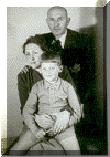 Simon Plas (1905) met echtgenote Rosetta de Metz (1906) en zoon Robbie Plas/Juda Leeraar (1936)